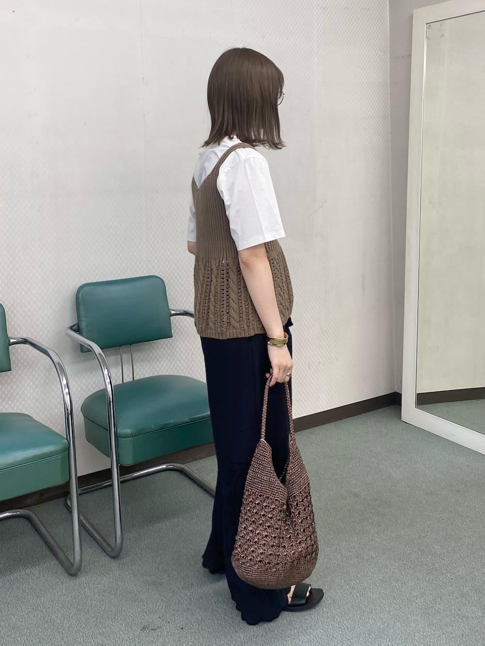 ベージュ系のベスト、ホワイト系のTシャツ/カットソー、ブラック系のその他パンツを着用したレディースの春コーディネートの4枚目の写真