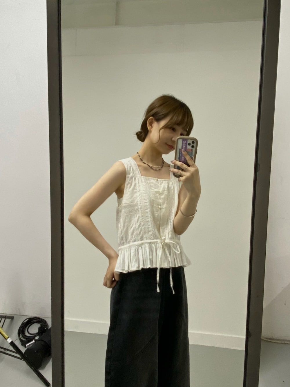 ホワイト系のシャツ/ブラウス、ブラック系のデニムパンツ、ブラック系のサンダルを着用したレディースの夏コーディネートの2枚目の写真