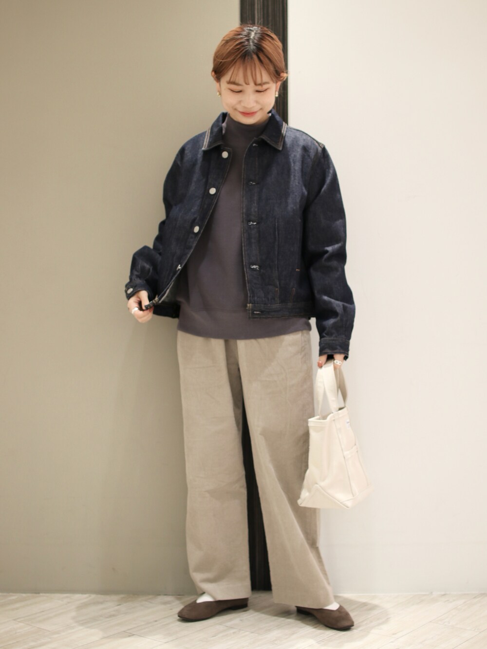 グレー系のその他パンツ、パープル系のスウェット、ホワイト系のトートバッグを着用したレディースの冬コーディネートの2枚目の写真