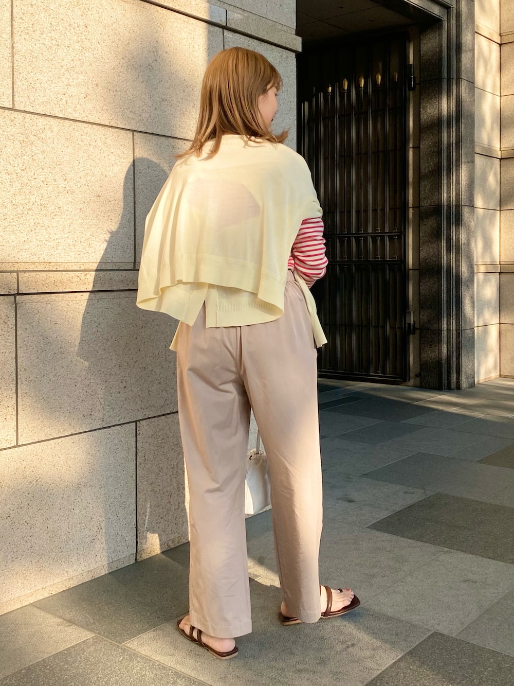 ピンク系のTシャツ/カットソー、ホワイト系のカーディガン/ボレロ、ホワイト系のショルダーバッグを着用したレディースの夏コーディネートの5枚目の写真
