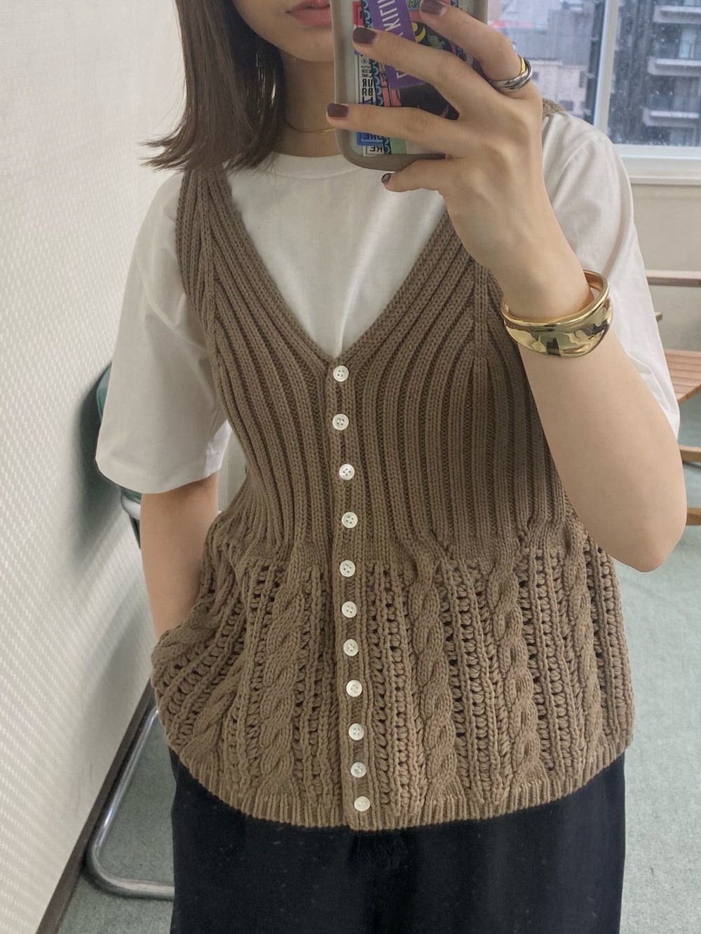 ベージュ系のベスト、ホワイト系のTシャツ/カットソー、ブラック系のその他パンツを着用したレディースの春コーディネートの7枚目の写真