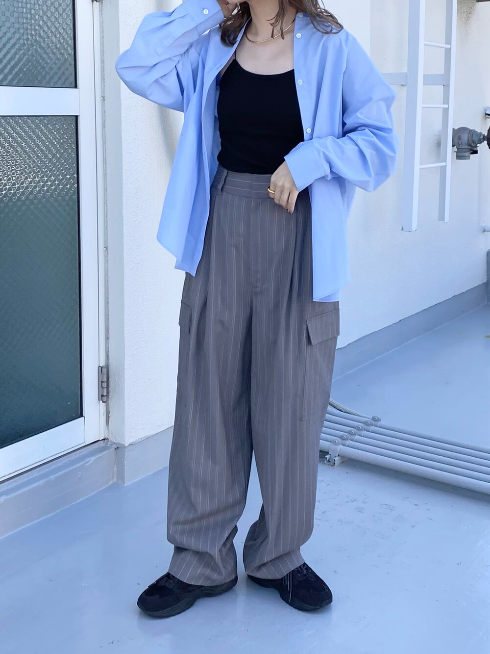 グレー系のその他パンツ、グレー系のスニーカー、ブラック系のキャミソールを着用したレディースの秋コーディネートの3枚目の写真