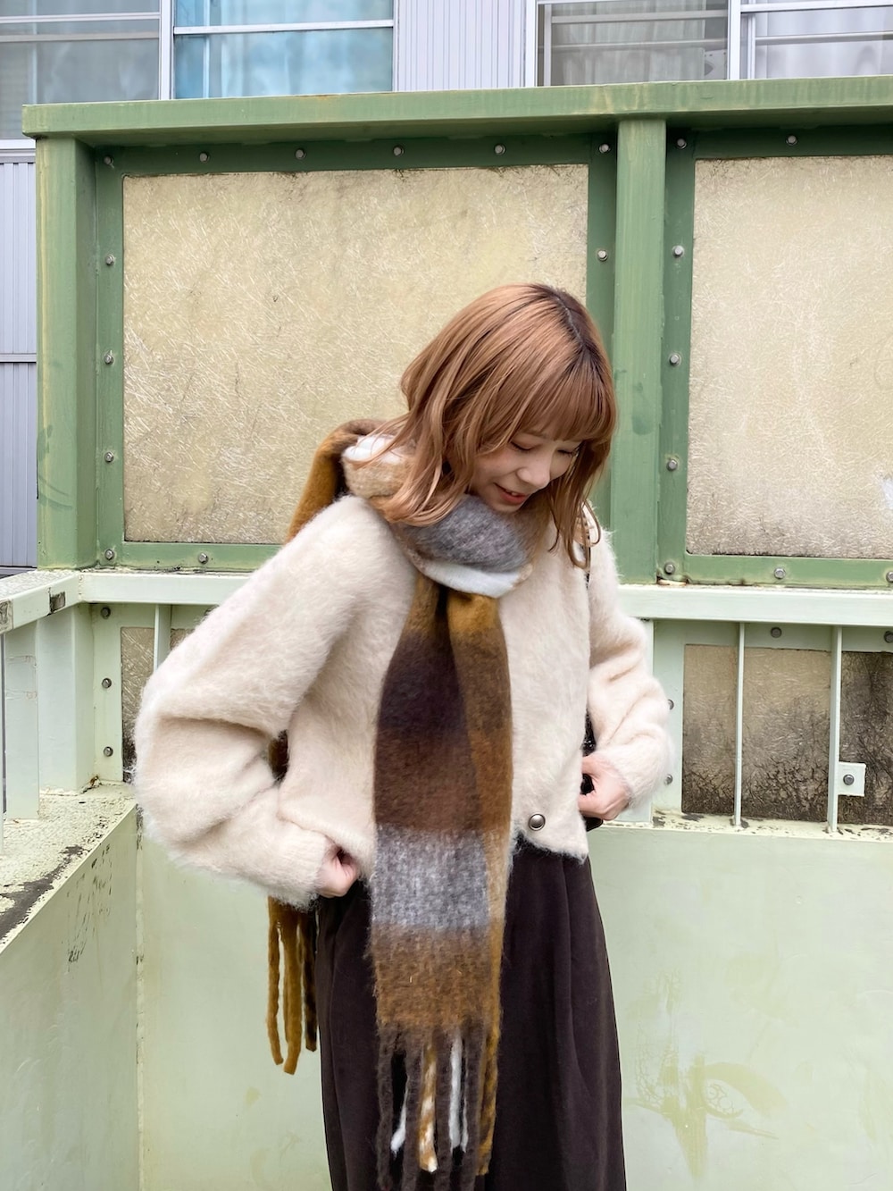 ブラウン系のローファー、ホワイト系のカーディガン/ボレロ、ブラウン系のその他パンツを着用したレディースの冬コーディネートの4枚目の写真