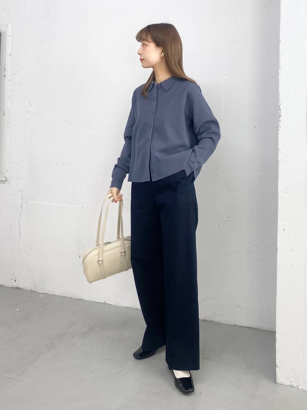 ホワイト系のボストンバッグ、ブルー系のその他パンツ、ブルー系のカーディガン/ボレロを着用したレディースの冬コーディネートの5枚目の写真