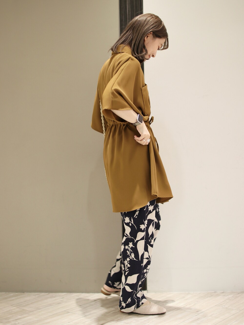 ブルー系のその他パンツ、ホワイト系のサンダル、ブラウン系のシャツ/ブラウスを着用したレディースの春コーディネートの3枚目の写真