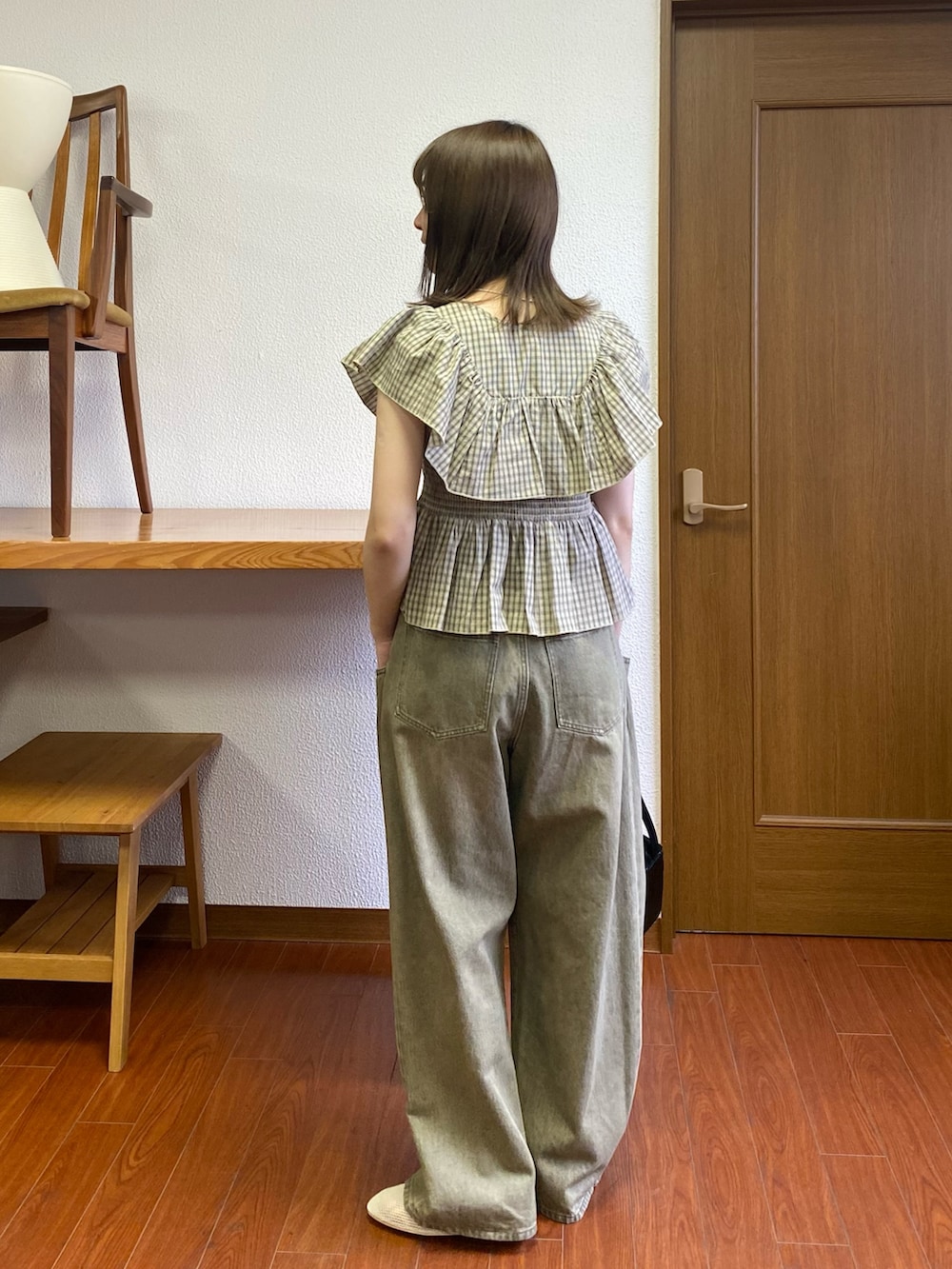 ブラック系のトートバッグ、ベージュ系のシャツ/ブラウス、ホワイト系のパンプスを着用したレディースの春コーディネートの3枚目の写真