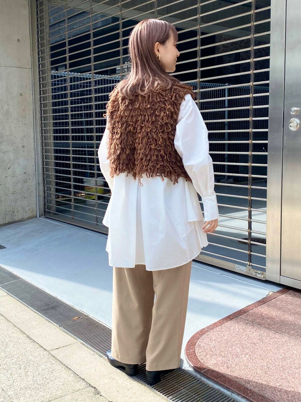 ブラック系のブーツ、ベージュ系のその他パンツ、ブラウン系のベストを着用したレディースの夏コーディネートの8枚目の写真