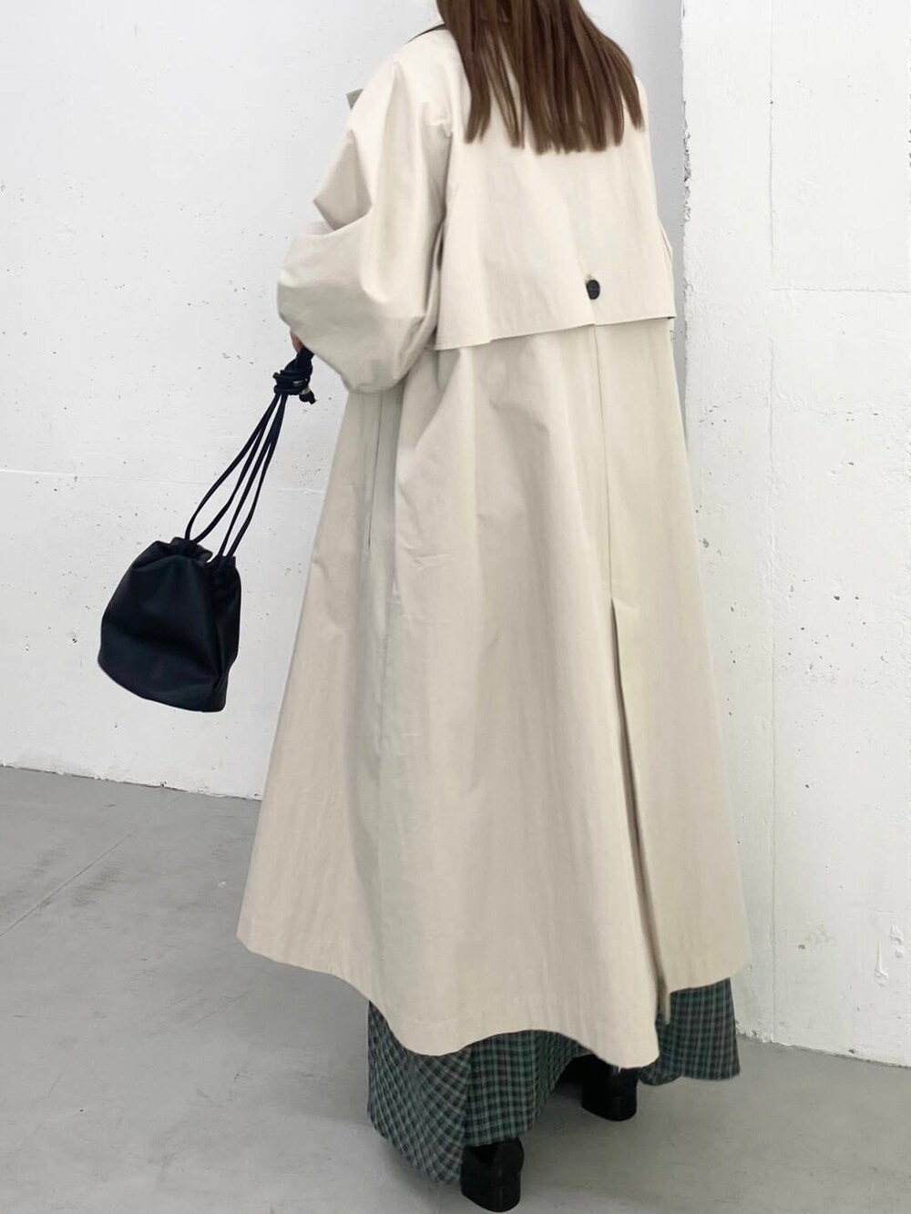 ベージュ系のその他アウター、ホワイト系のTシャツ/カットソー、ブラック系のショルダーバッグを着用したレディースの春コーディネートの3枚目の写真