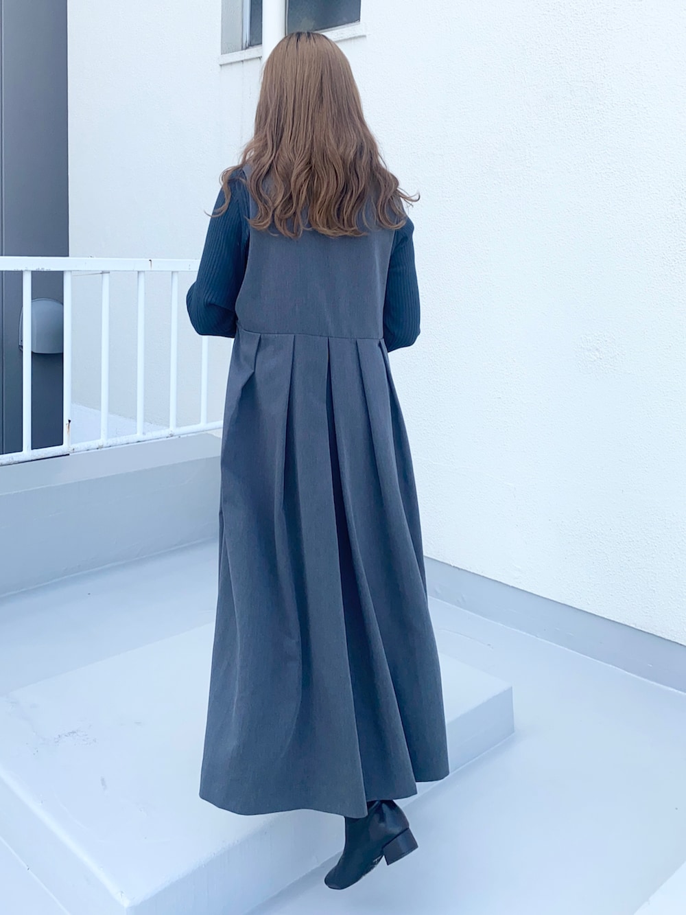 グレー系のワンピース、グリーン系のニット/セーター、ブルー系のマフラーを着用したレディースの秋コーディネートの4枚目の写真