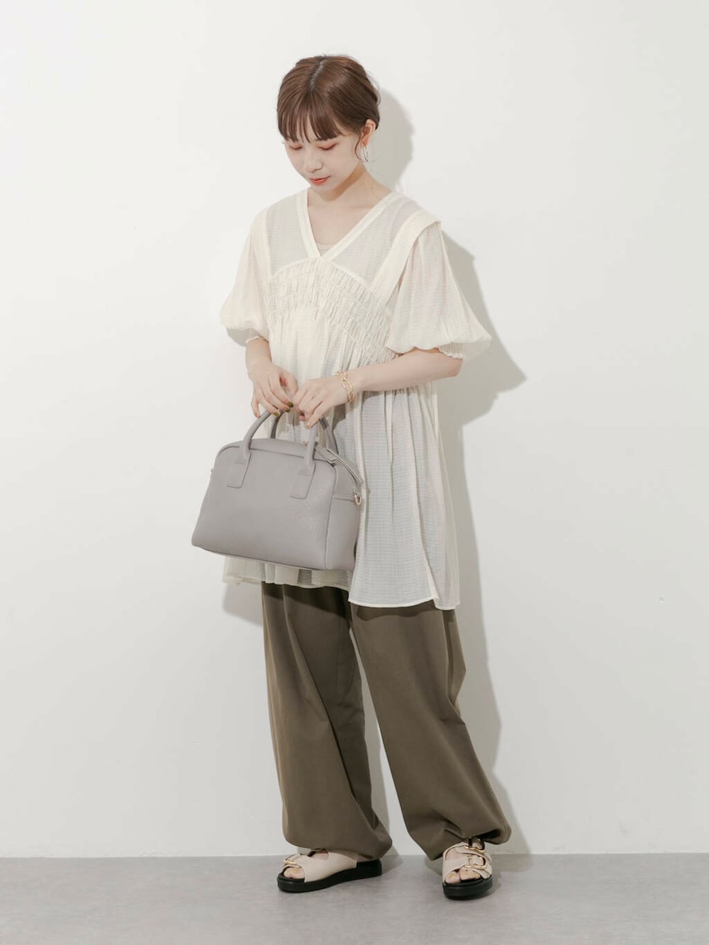グリーン系のその他パンツ、ホワイト系のワンピース、グレー系のボストンバッグを着用したレディースの夏コーディネートの3枚目の写真