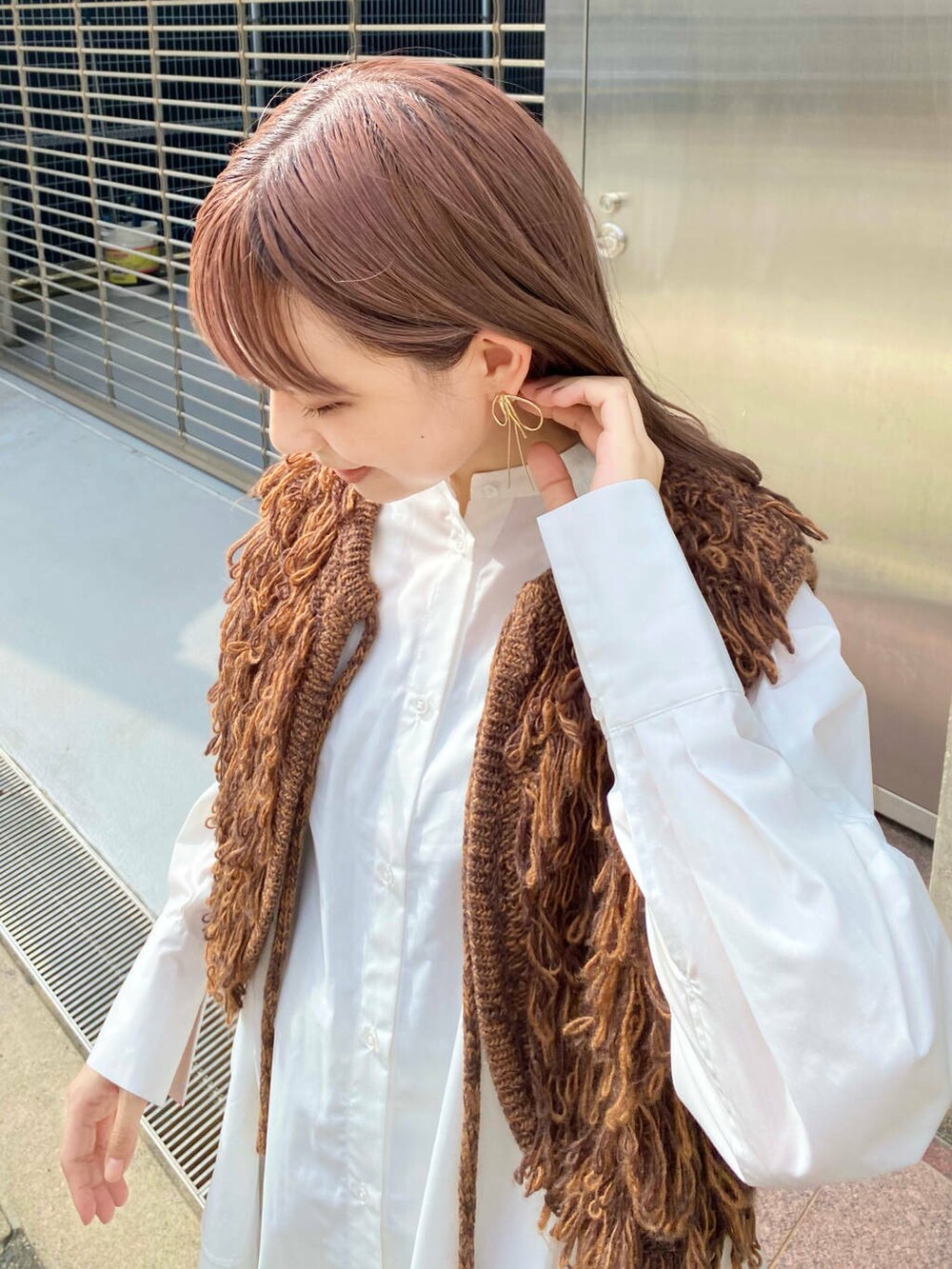 ブラック系のブーツ、ベージュ系のその他パンツ、ブラウン系のベストを着用したレディースの夏コーディネートの6枚目の写真