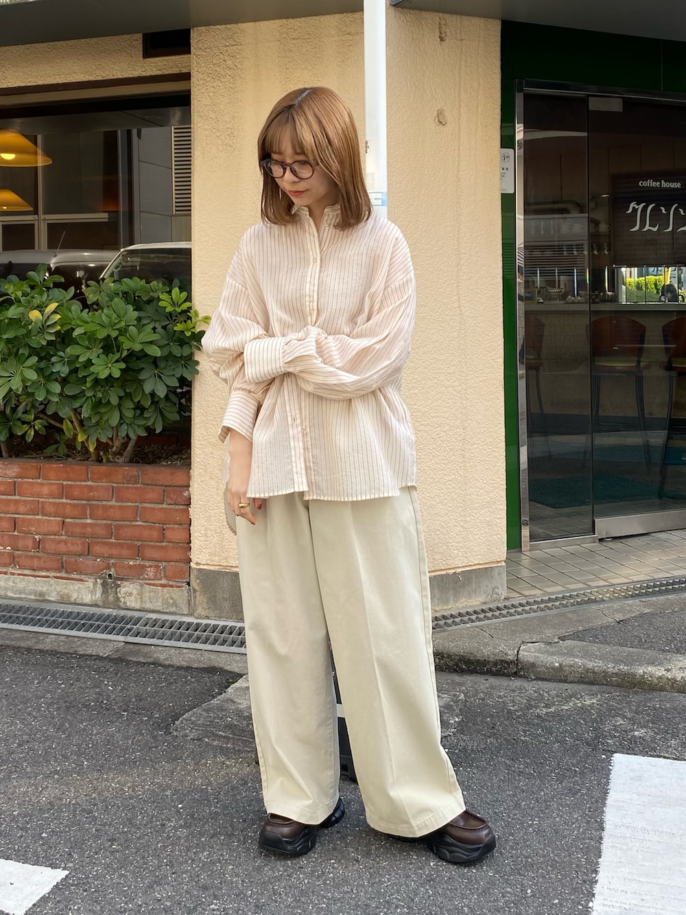 ブラウン系のローファー、ベージュ系のその他パンツ、ベージュ系のシャツ/ブラウスを着用したレディースの春コーディネートの2枚目の写真