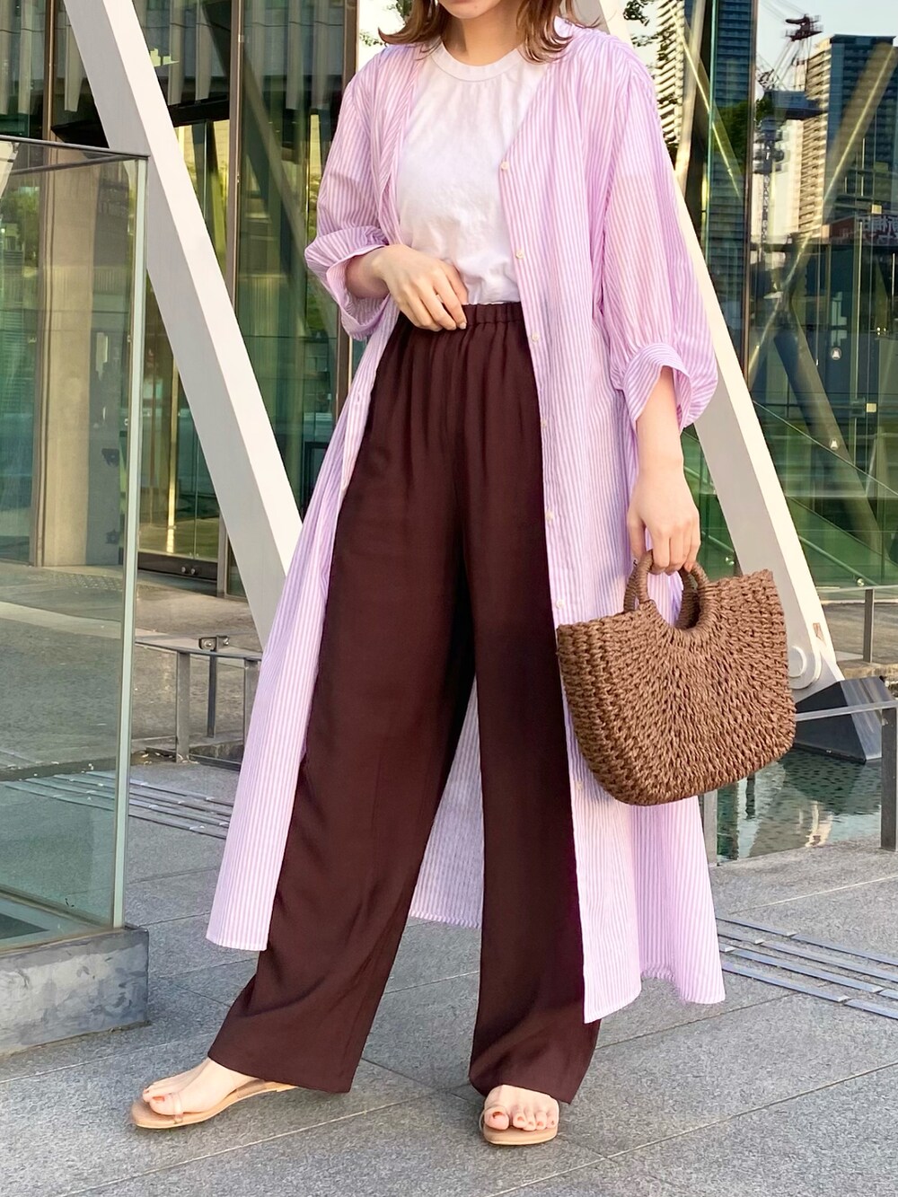 ブラウン系のその他パンツ、パープル系のワンピース、ブラウン系のハンドバッグを着用したレディースの春コーディネートの2枚目の写真