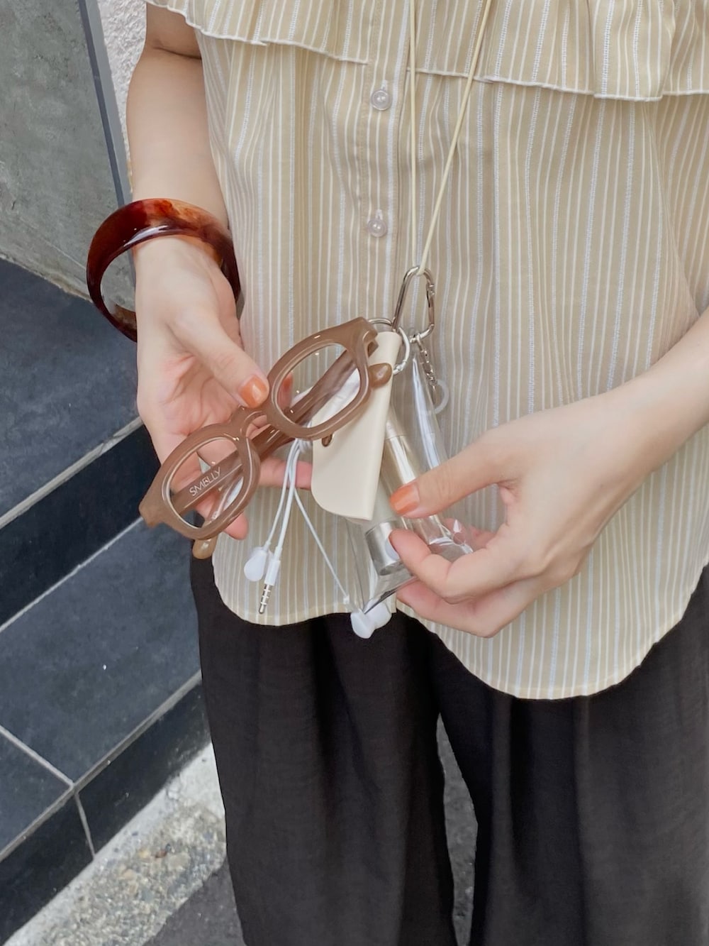 ベージュ系のシャツ/ブラウス、グレー系のその他パンツ、ブラウン系のサンダルを着用したレディースの夏コーディネートの3枚目の写真