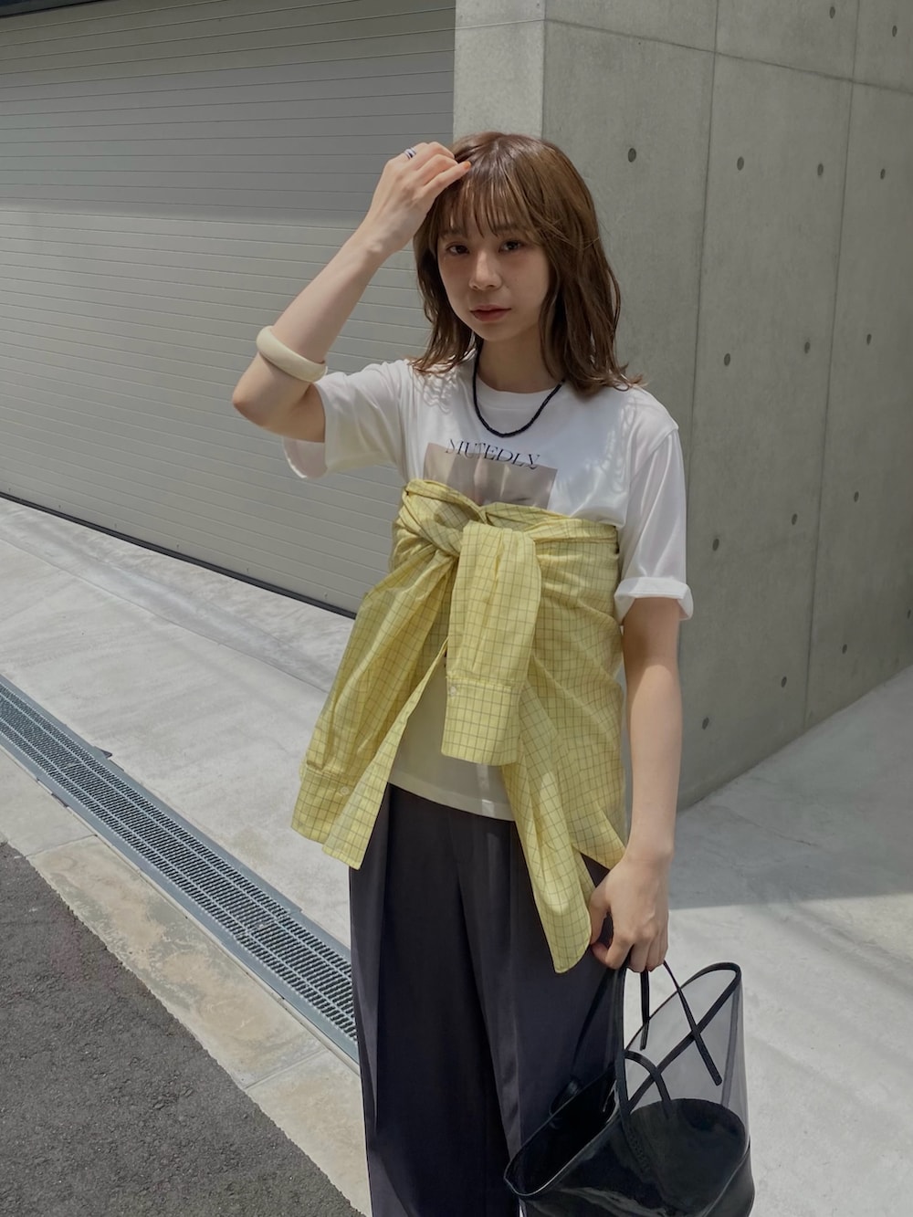 イエロー系のシャツ/ブラウス、ブラック系のかごバッグ、グレー系のその他パンツを着用したレディースの夏コーディネートの5枚目の写真