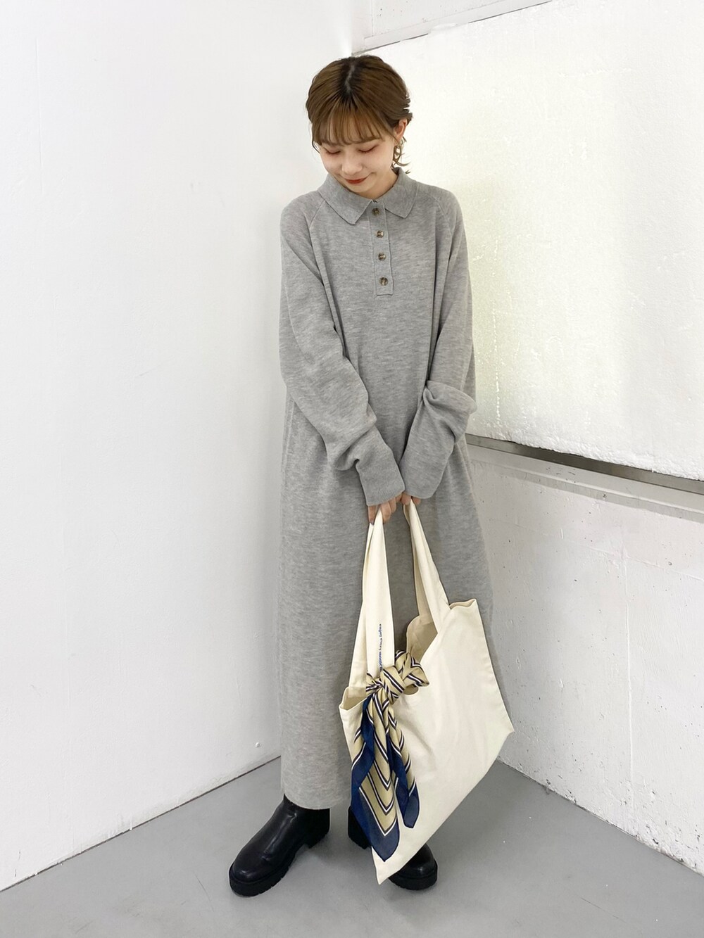 ブラック系のブーツ、グレー系のワンピース、ホワイト系のトートバッグを着用したレディースの秋コーディネートの4枚目の写真