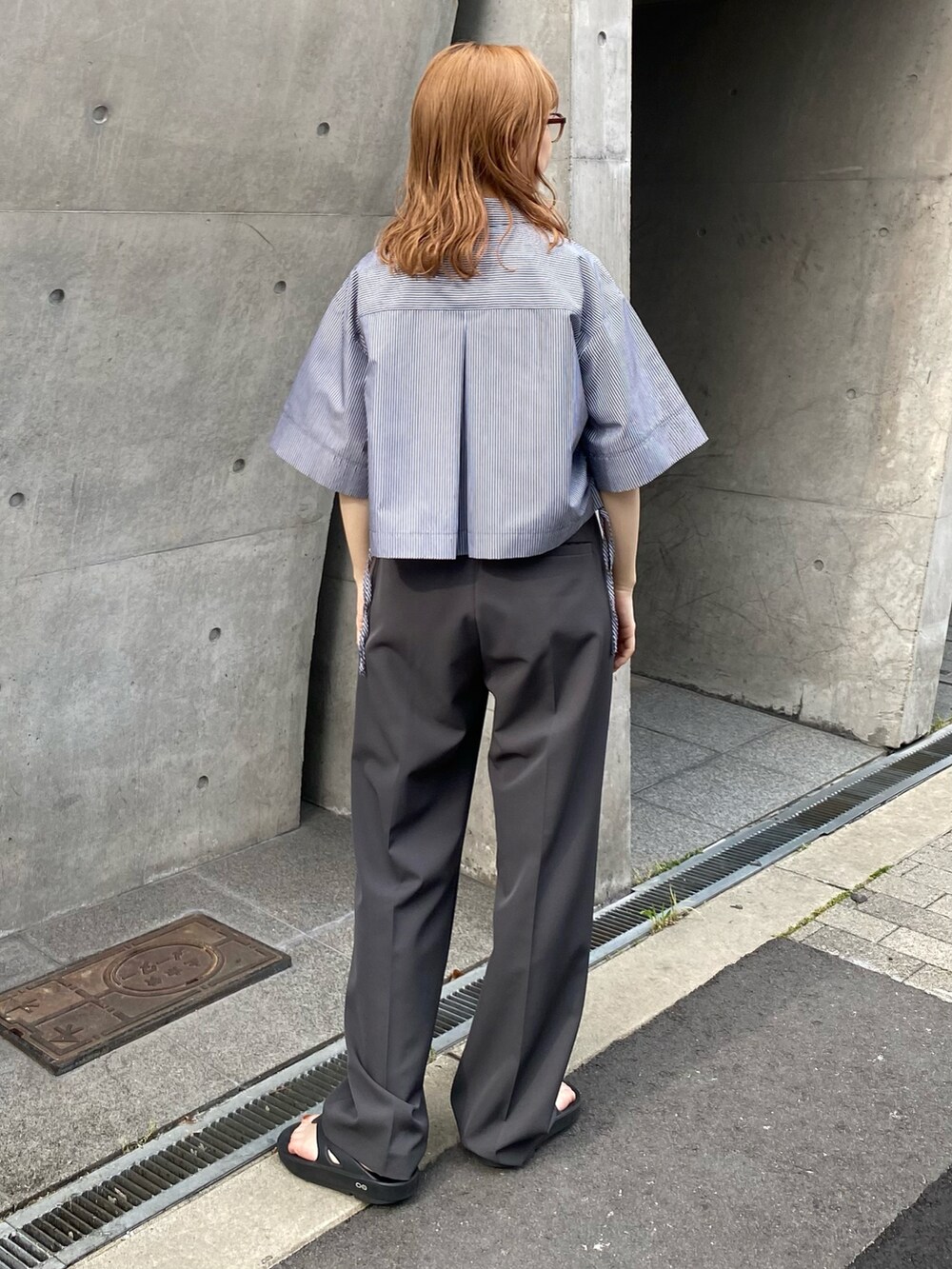 グレー系のその他パンツ、グレー系のシャツ/ブラウス、ブラック系のサンダルを着用したレディースの春コーディネートの2枚目の写真