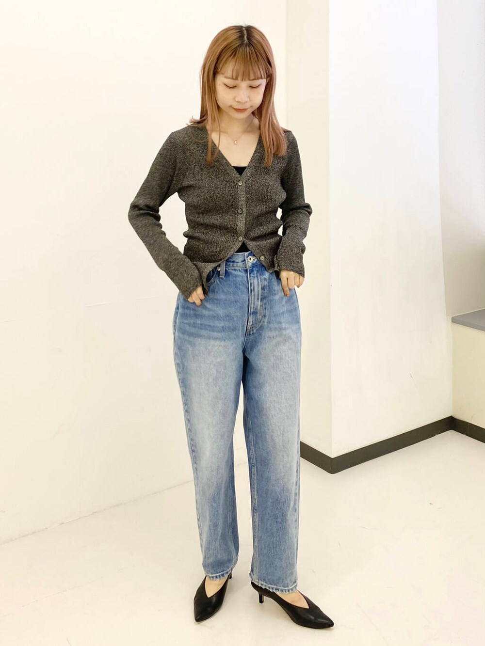 ブルー系のデニムパンツ、ブラック系のキャミソール、ブラック系のカーディガン/ボレロを着用したレディースの秋コーディネートの2枚目の写真