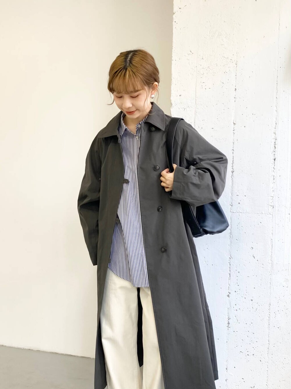 ブルー系のシャツ/ブラウス、ブラック系のブーツ、ブラック系のショルダーバッグを着用したレディースの冬コーディネートの3枚目の写真