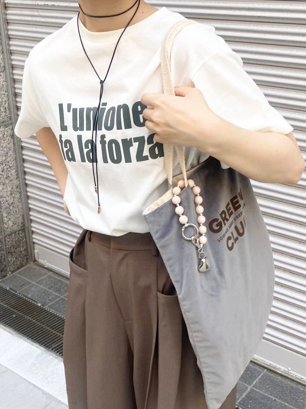 ホワイト系のTシャツ/カットソー、ブラウン系のその他パンツ、ブラック系のネックレスを着用したレディースの夏コーディネートの6枚目の写真