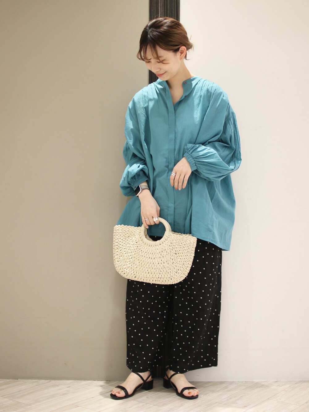 ブルー系のシャツ/ブラウス、ブラック系のその他パンツ、ホワイト系のハンドバッグを着用したレディースの春コーディネートの4枚目の写真