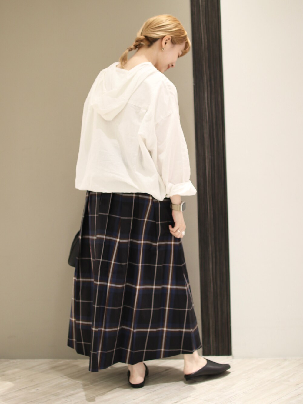 グリーン系のスカート、ブラック系のサンダル、ブラック系のショルダーバッグを着用したレディースの秋コーディネートの4枚目の写真