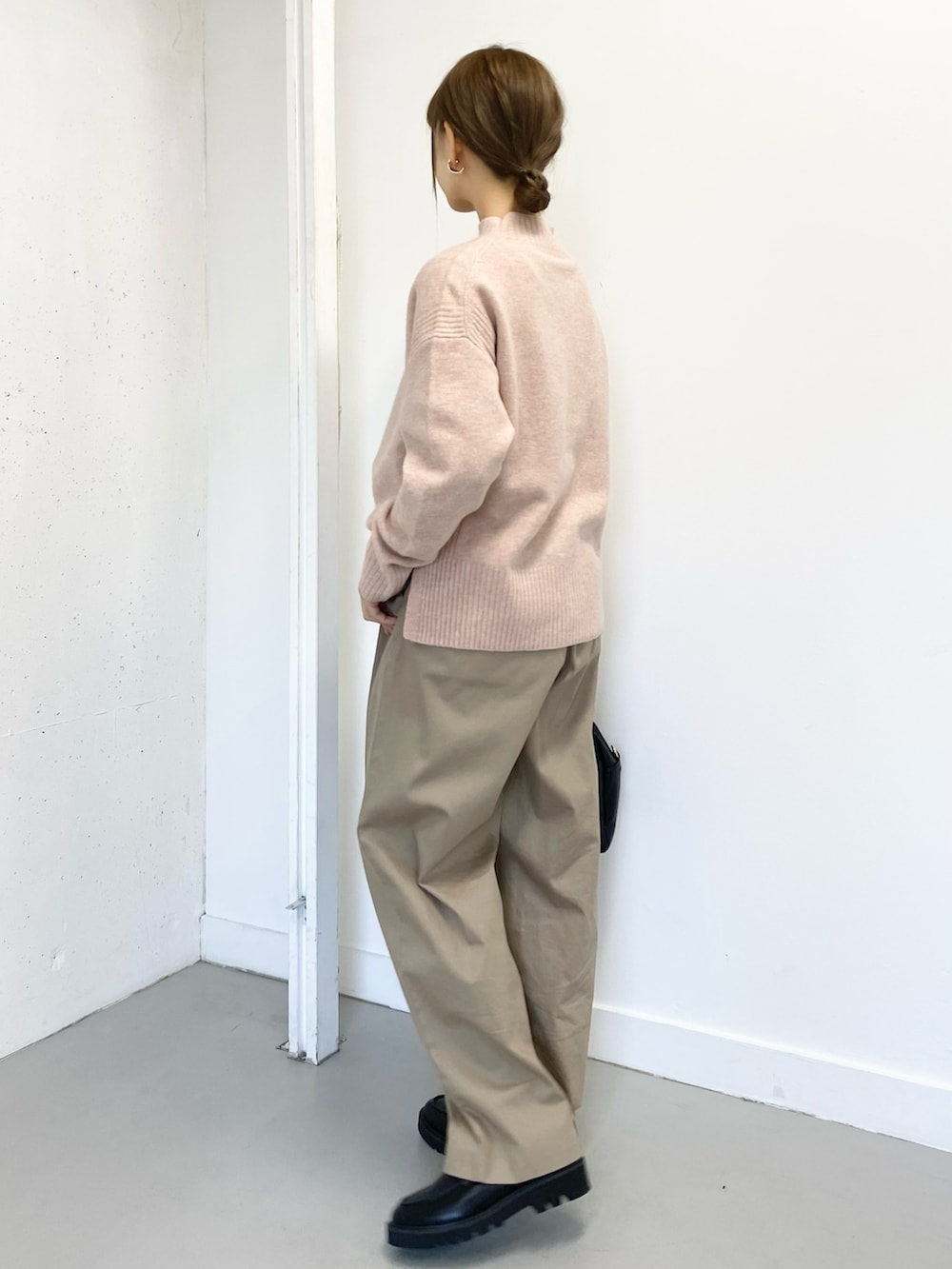 ブラック系のボストンバッグ、ブラック系のローファー、ベージュ系のその他パンツを着用したレディースの冬コーディネートの4枚目の写真