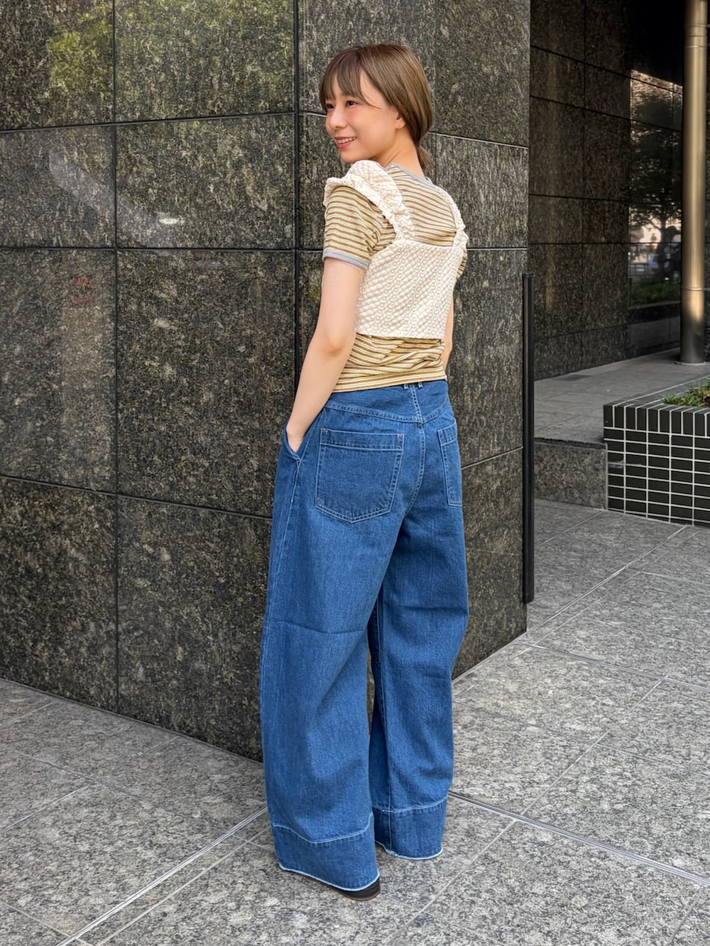 ホワイト系のハンドバッグ、ホワイト系のニット/セーター、イエロー系のTシャツ/カットソーを着用したレディースの秋コーディネートの3枚目の写真