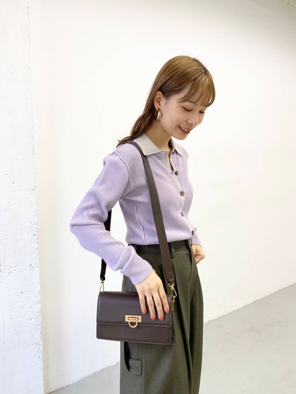 ホワイト系のバレエシューズ、ブラウン系のショルダーバッグ、グリーン系のその他パンツを着用したレディースの秋コーディネートの5枚目の写真