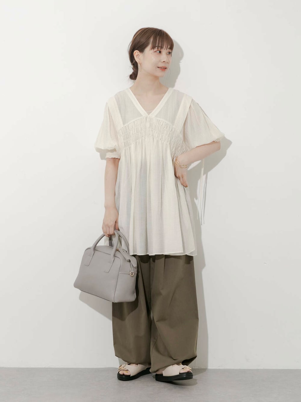 グリーン系のその他パンツ、ホワイト系のワンピース、グレー系のボストンバッグを着用したレディースの夏コーディネートの7枚目の写真