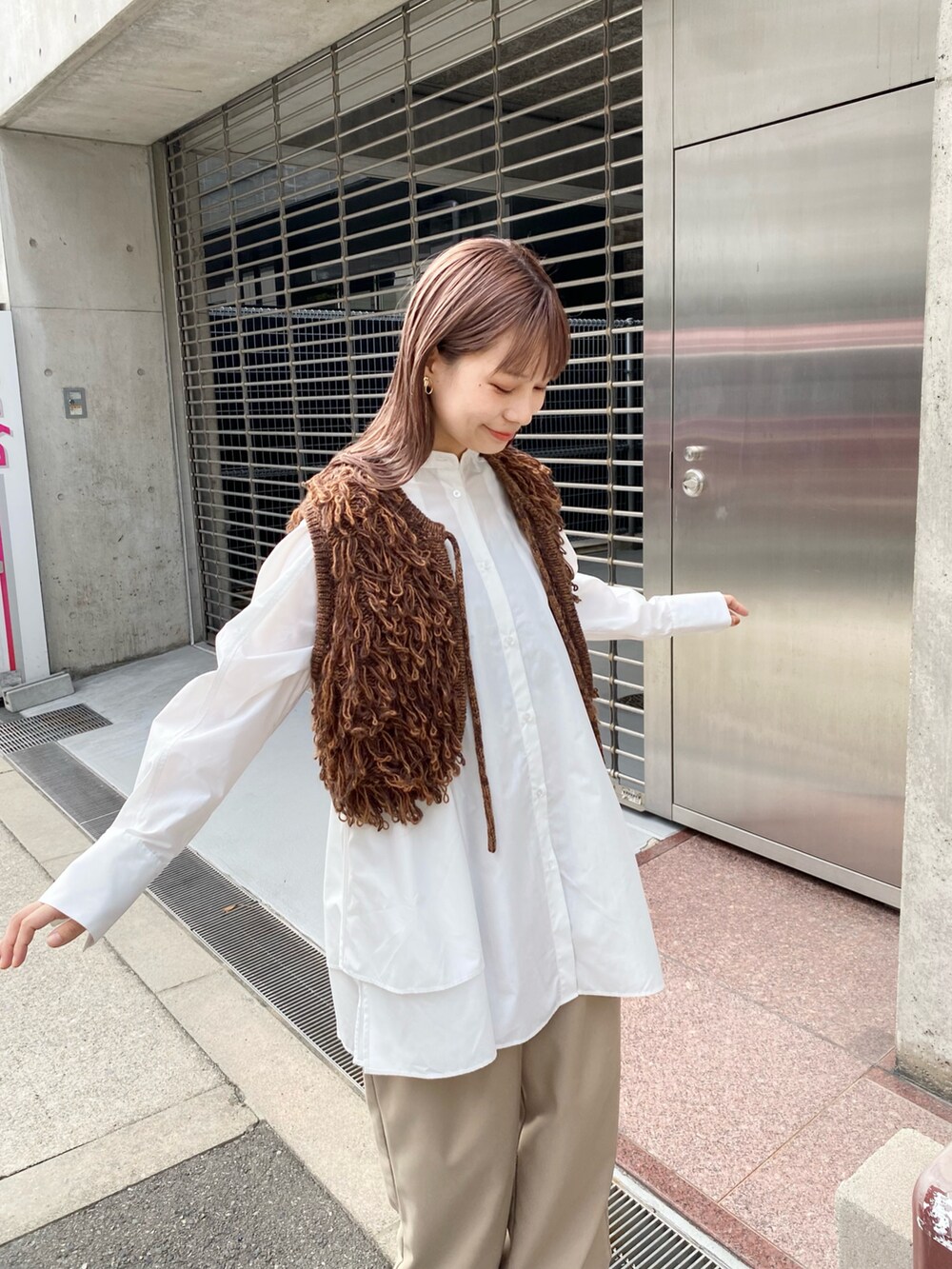 ベージュ系のその他パンツ、ブラック系のブーツ、ホワイト系のワンピースを着用したレディースの秋コーディネートの3枚目の写真