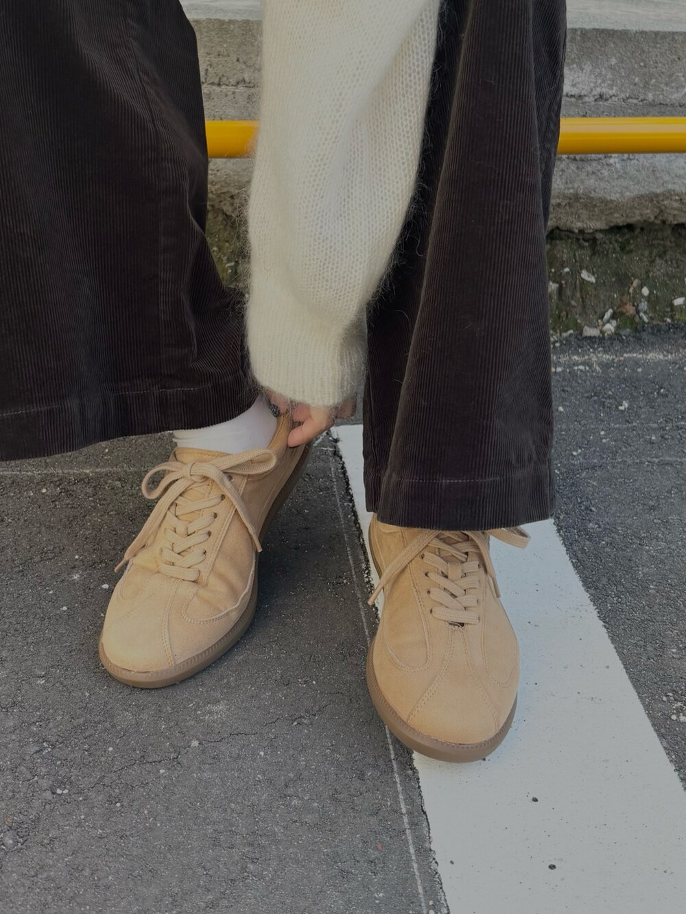 グレー系のその他パンツ、ホワイト系のニット/セーター、ベージュ系のスニーカーを着用したレディースの秋コーディネートの8枚目の写真