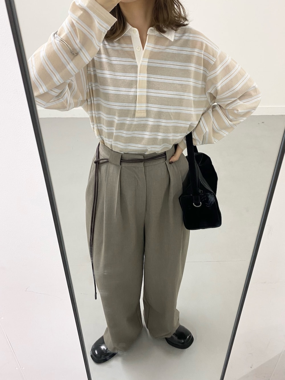 ブラック系のトートバッグ、ベージュ系のシャツ/ブラウス、ブラック系のサンダルを着用したレディースの春コーディネートの3枚目の写真
