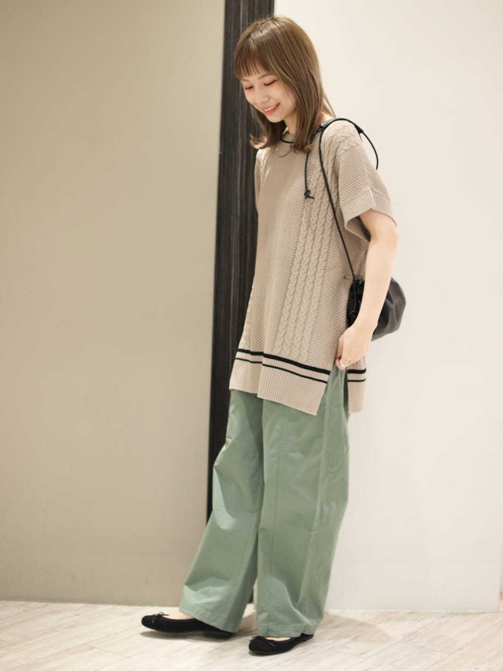 グリーン系のその他パンツ、ブラック系のショルダーバッグ、ブラック系のバレエシューズを着用したレディースの秋コーディネートの4枚目の写真