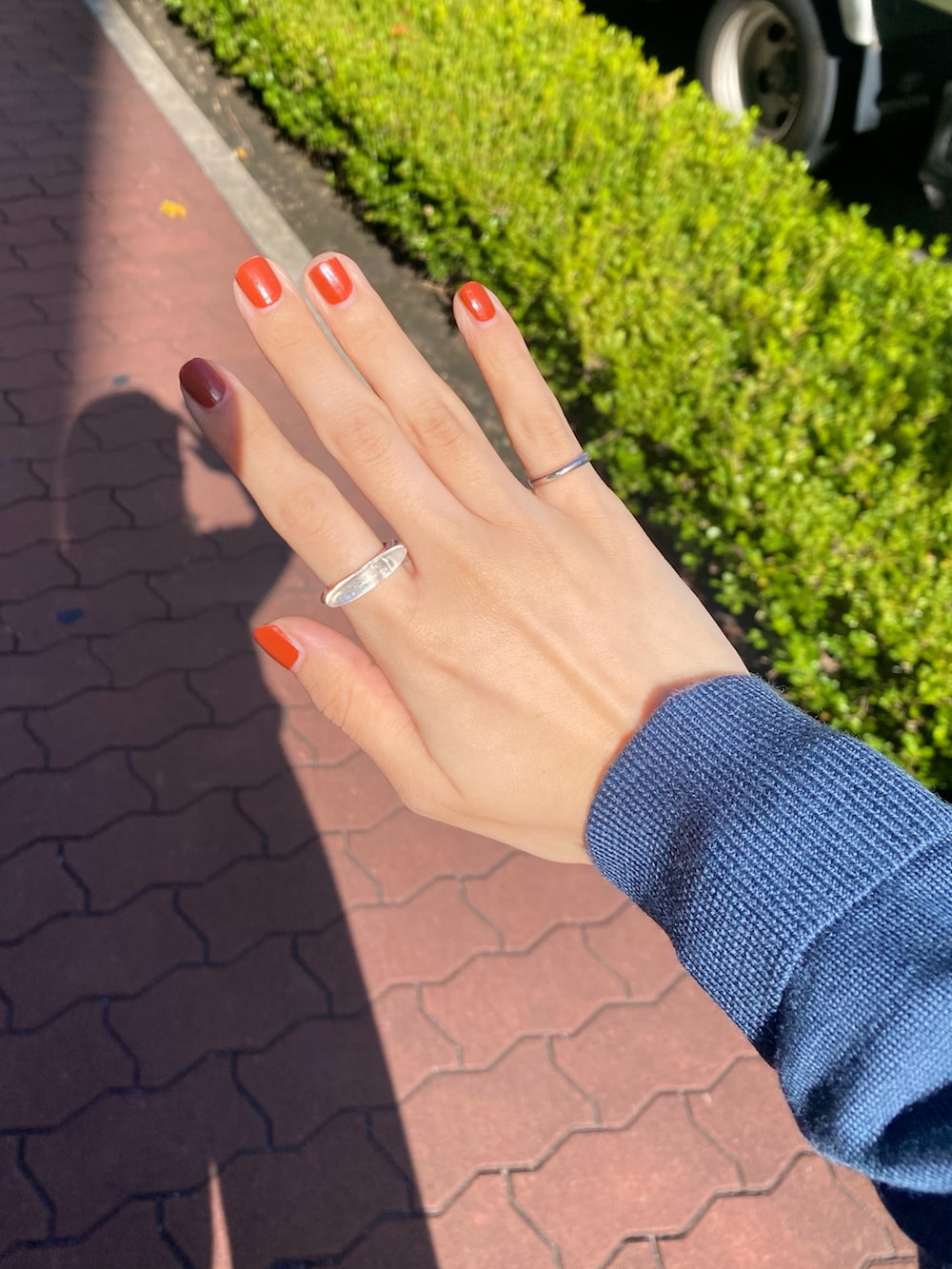 グレー系のその他パンツ、ブラック系のショルダーバッグ、シルバー系のリングを着用したレディースの秋コーディネートの4枚目の写真