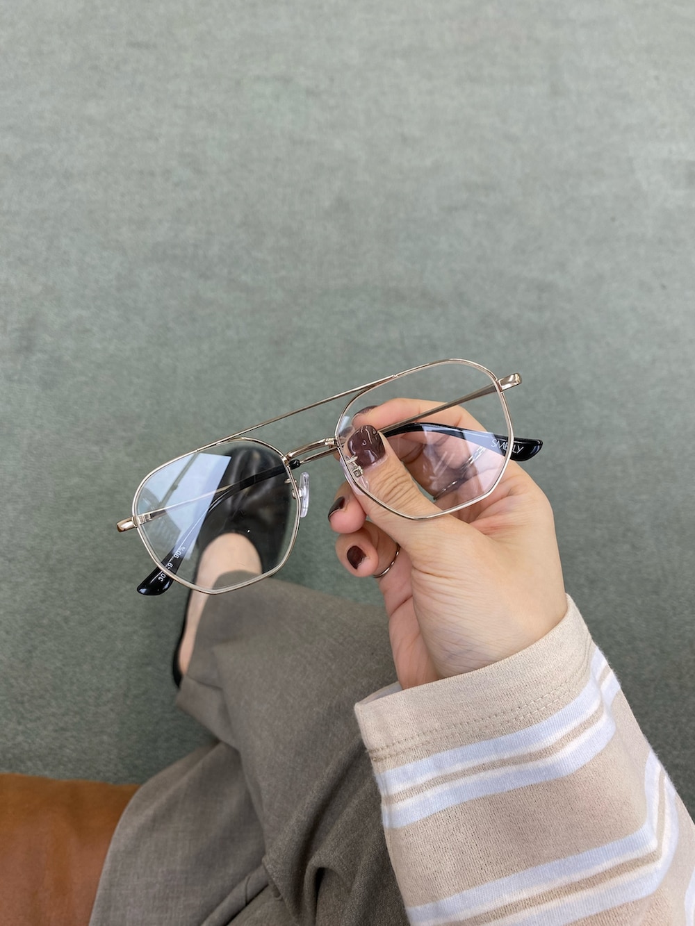 ブラック系のトートバッグ、ベージュ系のシャツ/ブラウス、ブラック系のサンダルを着用したレディースの春コーディネートの5枚目の写真
