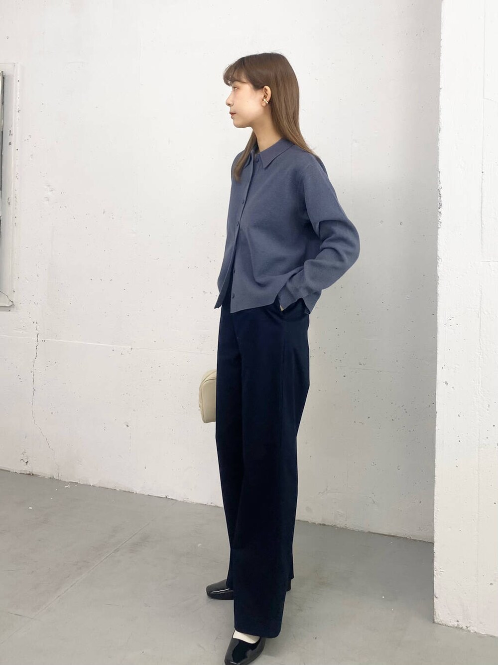 ホワイト系のボストンバッグ、ブルー系のその他パンツ、ブルー系のカーディガン/ボレロを着用したレディースの冬コーディネートの4枚目の写真