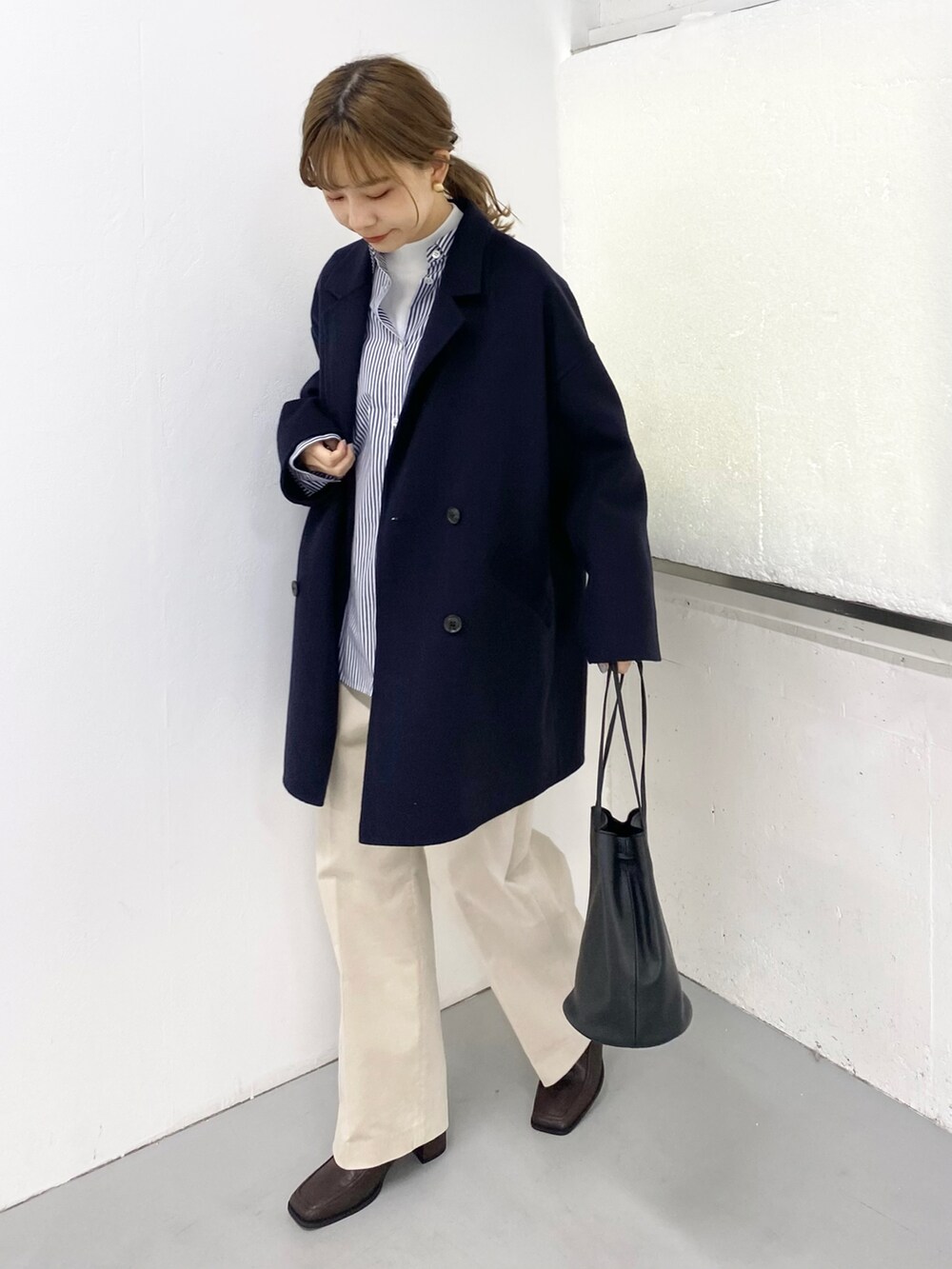 ブルー系のシャツ/ブラウス、ホワイト系のTシャツ/カットソー、ブラック系のショルダーバッグを着用したレディースの秋コーディネートの2枚目の写真