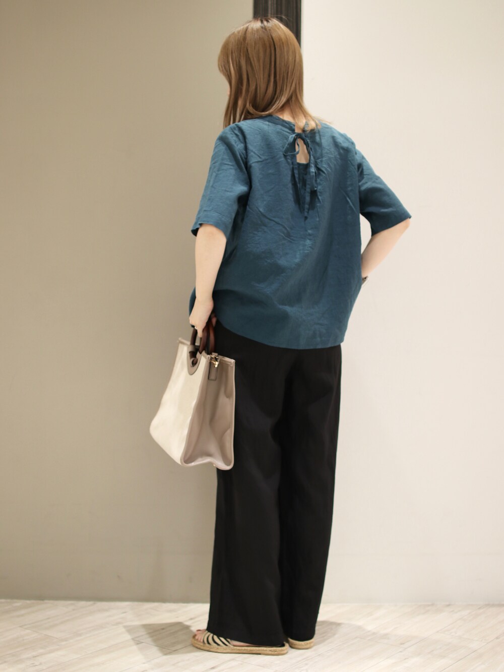 グリーン系のTシャツ/カットソー、ブラック系のその他パンツ、グレー系のトートバッグを着用したレディースの夏コーディネートの3枚目の写真