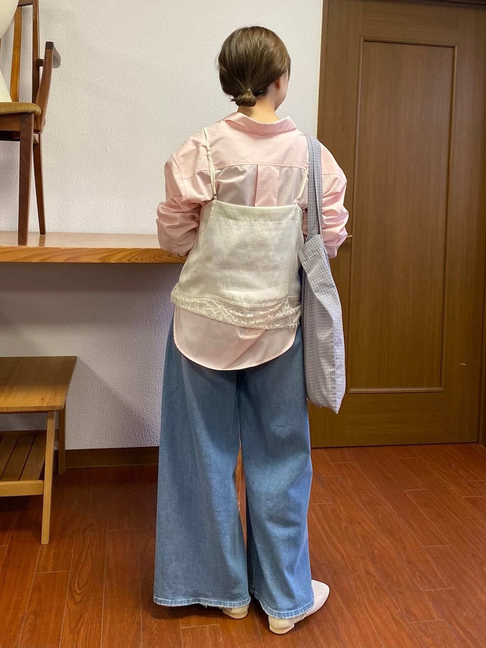 ホワイト系のパンプス、ホワイト系のキャミソール、ピンク系のシャツ/ブラウスを着用したレディースの春コーディネートの3枚目の写真