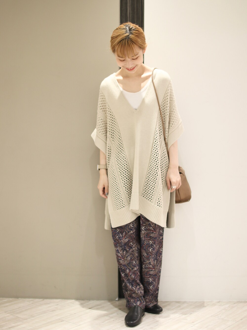 ブルー系のその他パンツ、ベージュ系のニット/セーター、ホワイト系のタンクトップを着用したレディースの秋コーディネートの2枚目の写真