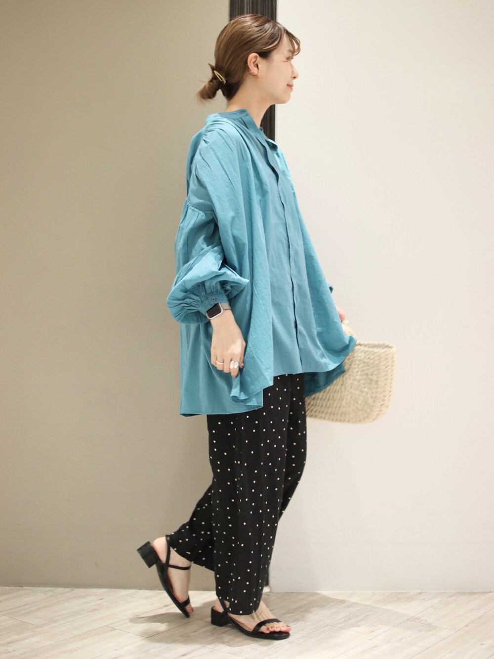 ブルー系のシャツ/ブラウス、ブラック系のその他パンツ、ホワイト系のハンドバッグを着用したレディースの春コーディネートの2枚目の写真