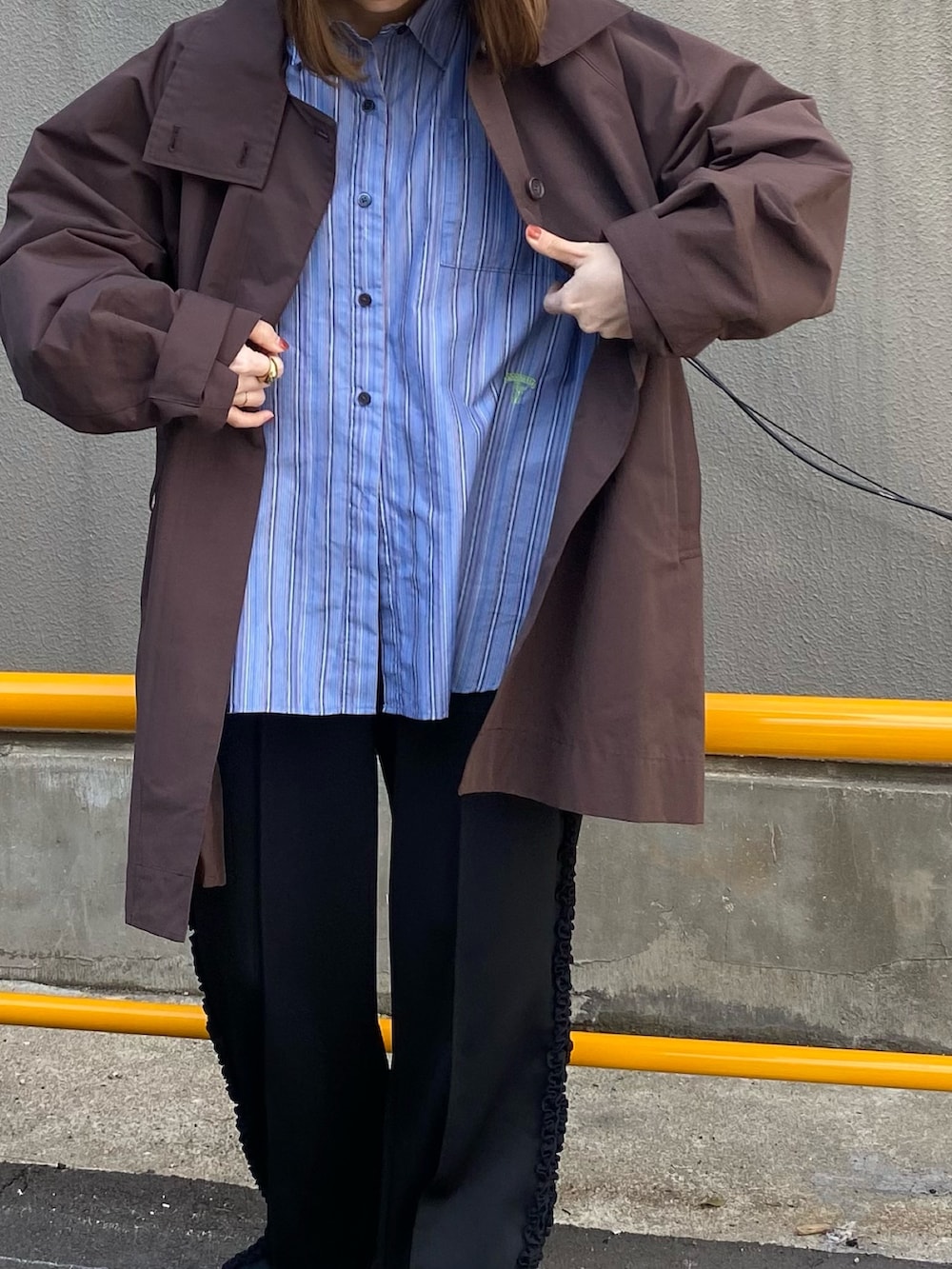 その他のシャツ/ブラウス、ブラウン系のその他アウター、ブラック系のその他パンツを着用したレディースの春コーディネートの3枚目の写真