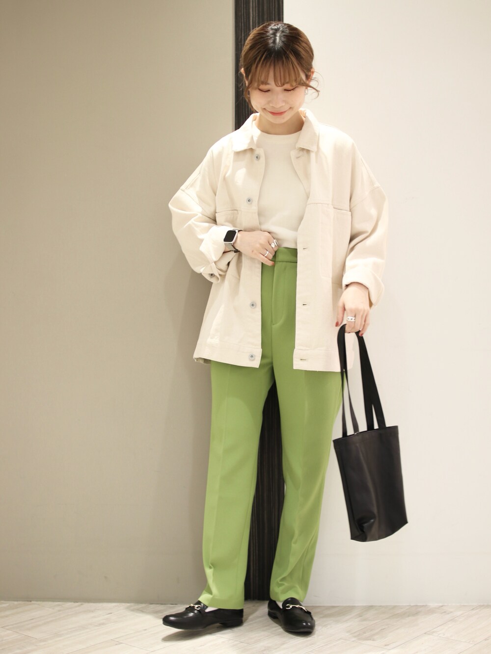 グリーン系のその他パンツ、ブラック系のローファー、ブラック系のトートバッグを着用したレディースの冬コーディネートの2枚目の写真