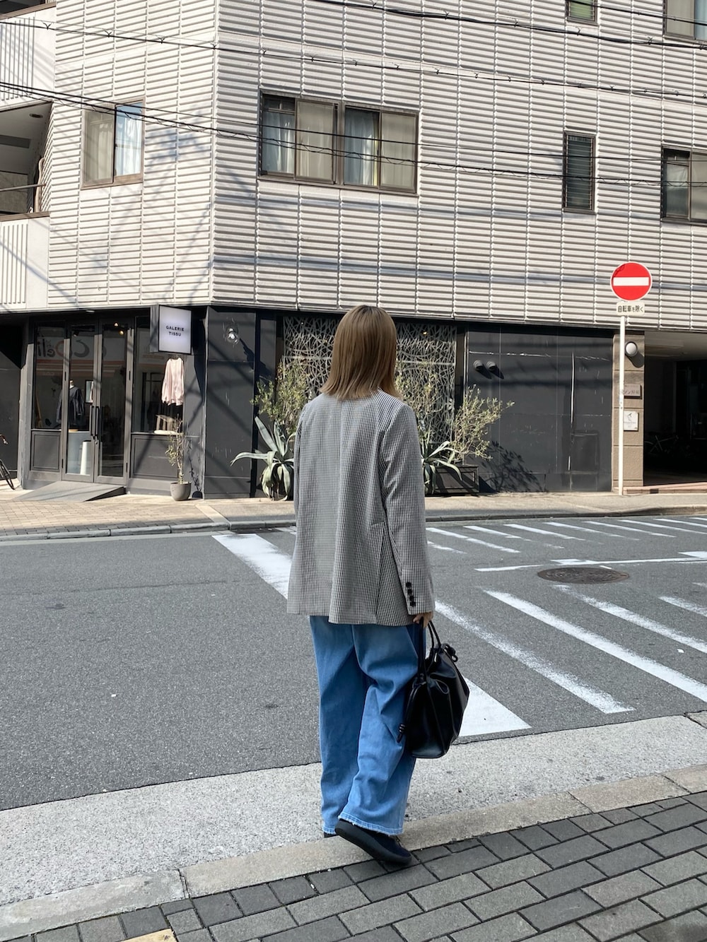 グレー系のTシャツ/カットソー、ベージュ系のテーラードジャケット、ブラック系のその他シューズを着用したレディースの冬コーディネートの3枚目の写真