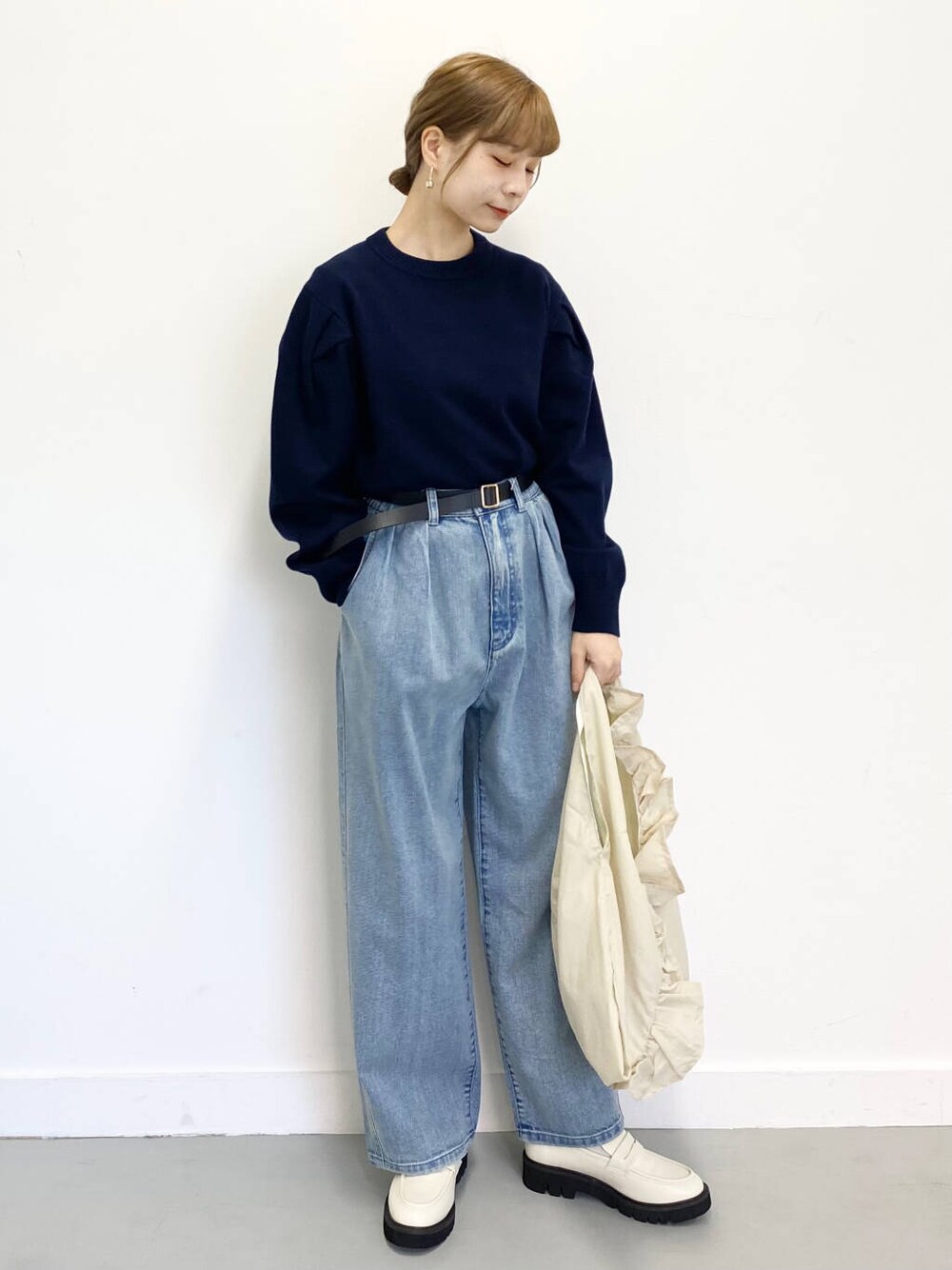 ホワイト系のローファー、ブルー系のデニムパンツ、ホワイト系のトートバッグを着用したレディースの冬コーディネートの7枚目の写真