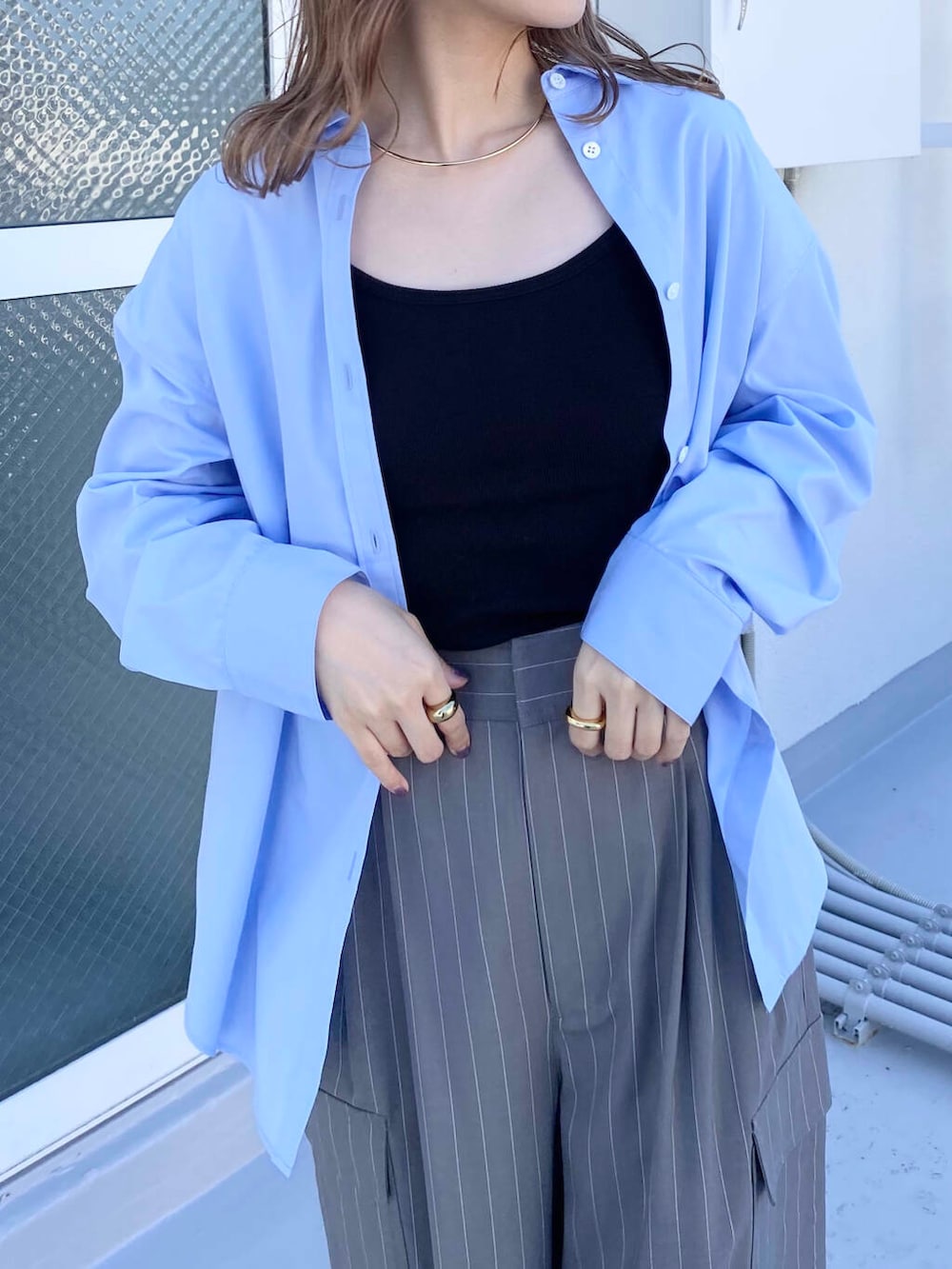 ブラック系のキャミソール、グレー系のスニーカー、ブルー系のシャツ/ブラウスを着用したレディースの秋コーディネートの5枚目の写真