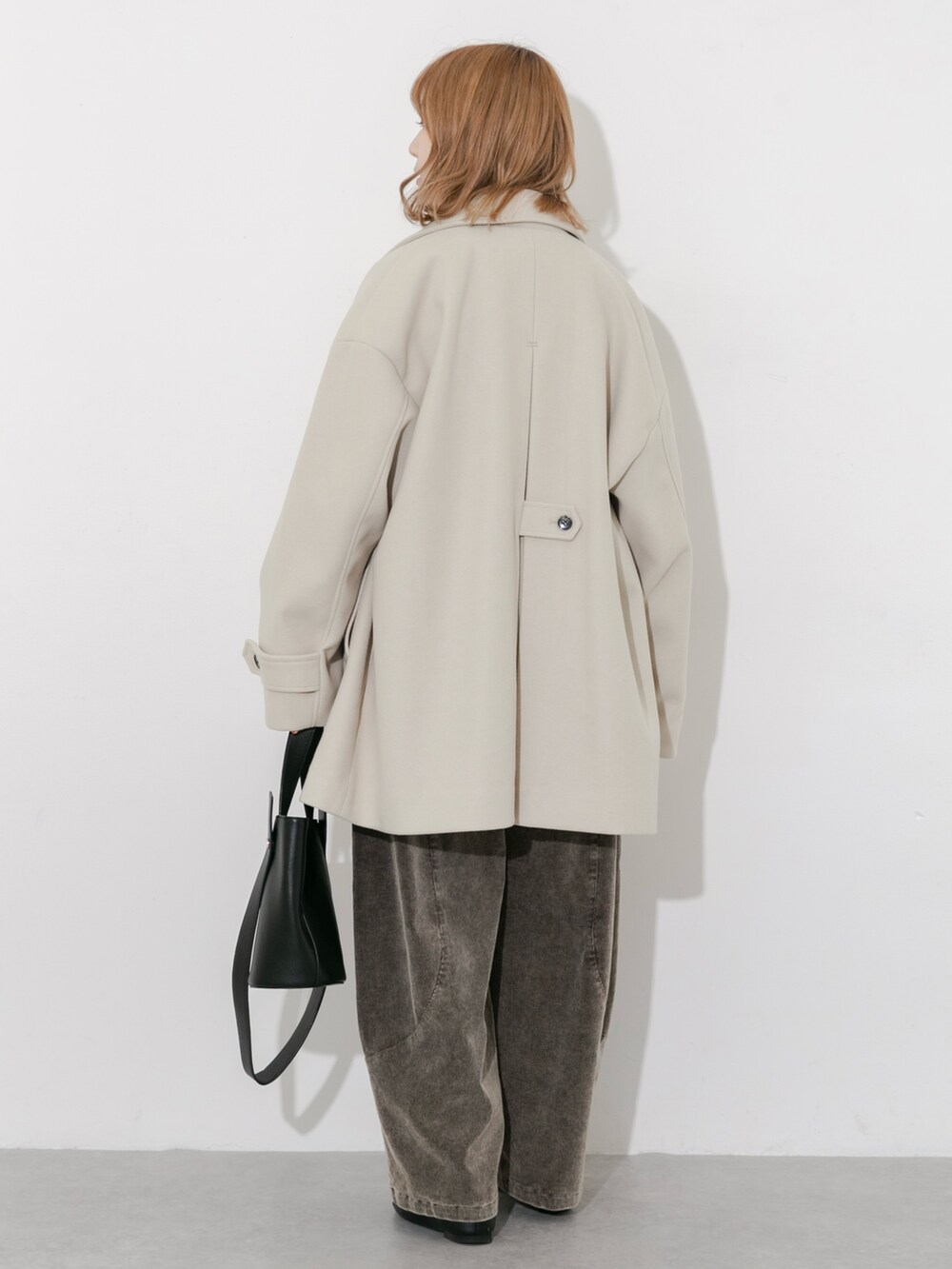 ホワイト系のシャツ/ブラウス、ブラウン系のその他パンツ、ベージュ系のその他アウターを着用したレディースの秋コーディネートの3枚目の写真