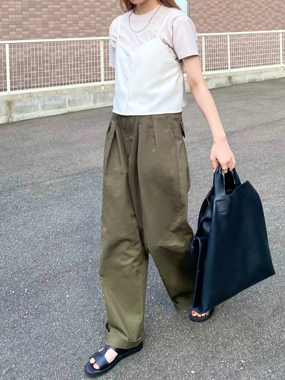 ホワイト系のその他トップス、グレー系のTシャツ/カットソー、グリーン系のチノパンツを着用したレディースの秋コーディネートの2枚目の写真