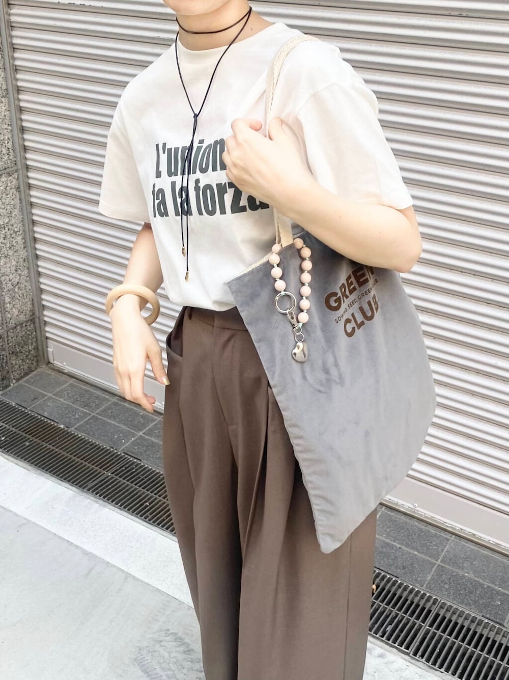 ホワイト系のTシャツ/カットソー、ブラウン系のその他パンツ、ブラック系のネックレスを着用したレディースの夏コーディネートの8枚目の写真